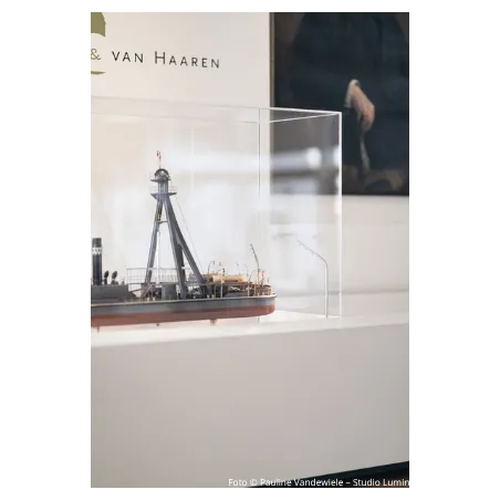 Plexiglas vitrinekap | plexiglas stolp | maquettekap op maat