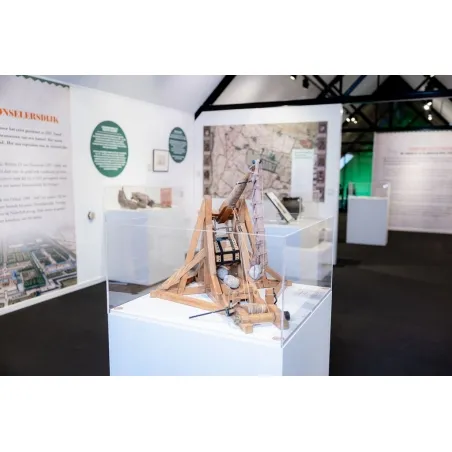 Plexiglas vitrinekap | plexiglas stolp | maquettekap op maat