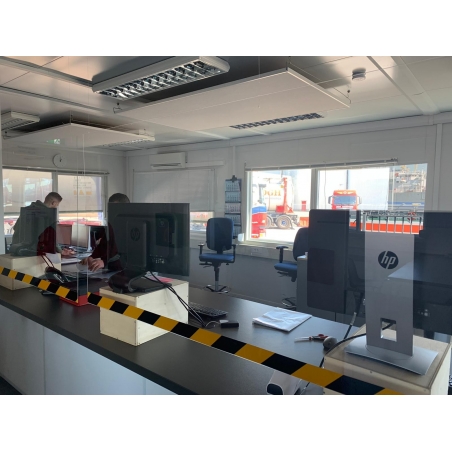 Hangende plexiglas beschermwand / heldere kunststof afscherming voor kassa (incl. bevestigingsmateriaal) op maat Hangende plexiglas beschermwand / heldere kunststof afscherming voor kassa (incl. bevestigingsmateriaal) op maat