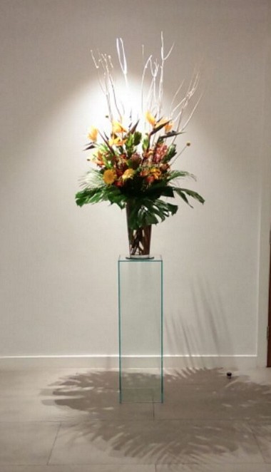 glazen sokkel met bloemen via Solits