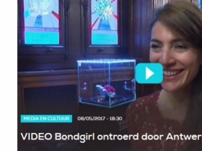 Bondgirl staat naast onze sokkel!