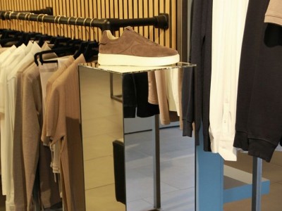 Waarom spiegel sokkels zoveel aandacht trekken in etalages