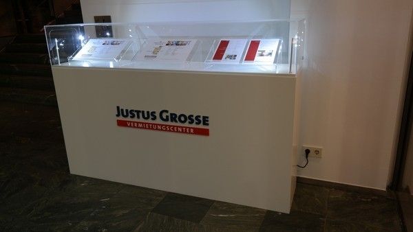 extra grote sokkel en vitrinekap voor Duitse klant Justus Grosse