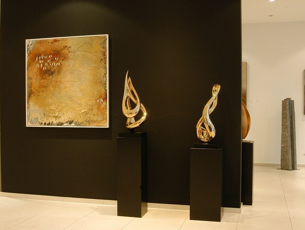 zwarte sokkels bij kunstwerken van goud bij Galleria Kröger
