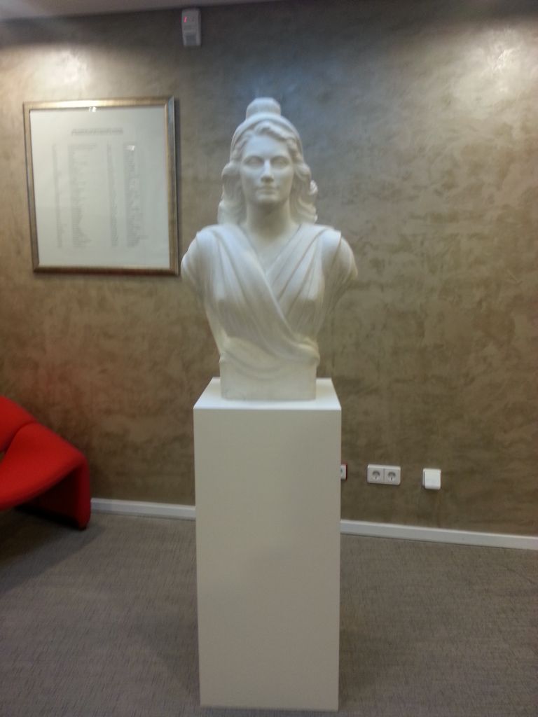 witte zuil voor borstbeeld bij de Franse ambassade