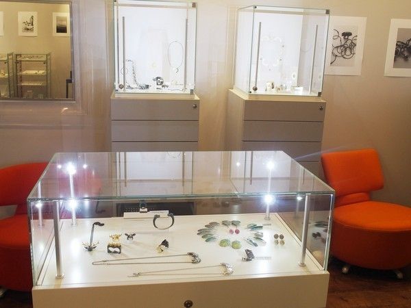 glazen vitrine display met lade voor op kasten van juwelier Elsa Vanier in Parijs