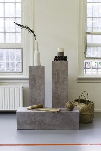 Kartonnen sokkel in betonlook voor een fotoshoot voor Jorine Kets